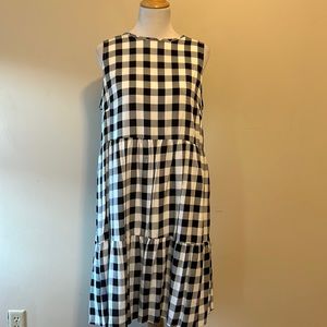 Adorable sleeveless dress with pockets